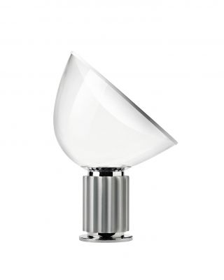 Taccia Tischleuchte von Flos: Moderne Designleuchte mit Glasschirm und geriffeltem Metallsockel.